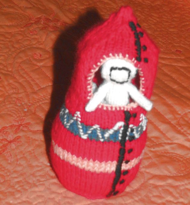 Jucarii tricotate - cosmonaut in nacela