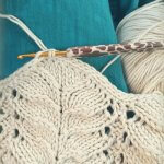 exemplu tricotat poncho pompoane blana