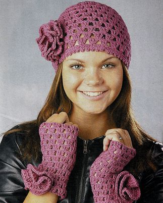der lila Hut mit einer Blume und fingerlosen Handschuhen