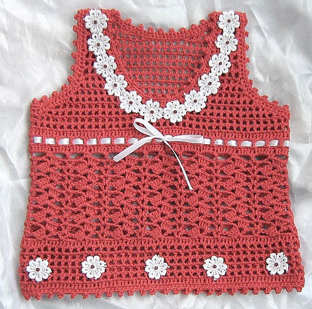 Camiseta de tirantes roja con flores blancas